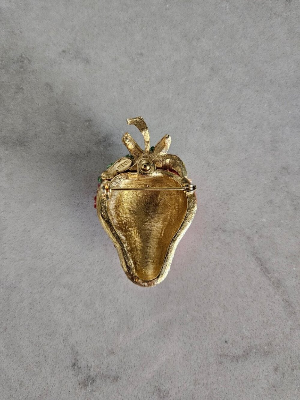 RARE & VINTAGE WEISS GLAZED STRAWBERRY CRYSTAL BROOCH /PIN IN HEAVY GOLD SETTING - Picture 12 of 15
